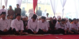 sumber foto: KOMPAS/ Suasana shalat Jumat Presiden Joko Widodo di Silang Monas, Jakarta, Jumat (2/12/2016)