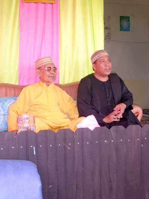 kiri (Alm.),Al Mukarom Kh.Muhammad Saman Al Banjari,kanan KH Jumeri (dok.majelis Nurul ISLAM)