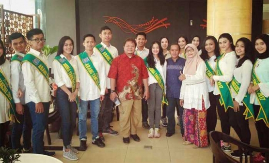 Rombongan finalis Abang dan Nona Tangsel 2017 juga beraudiensi dengan Ibu Walikota Tangsel. (Foto: Dok Bambang Budi)