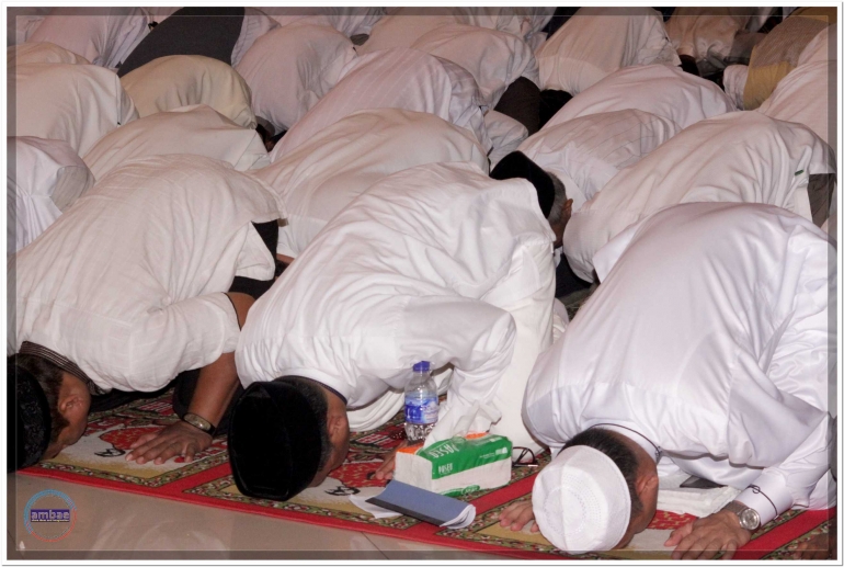 Prof. Nurdin Abdullah (tengah) sujud syukur bersama ratusan warga Kabupaten Bantaeng (19/10).