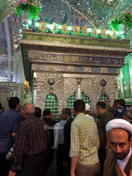 Peziarah di Shah Cheragh, Masjid Sekaligus Makam Imam. Shiraz