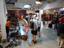 Situasi di dalam hall Baruna Point. Seperti pasar. Banyak yang menjual baju batik dan souvenir. (Dokumentasi Pribadi).