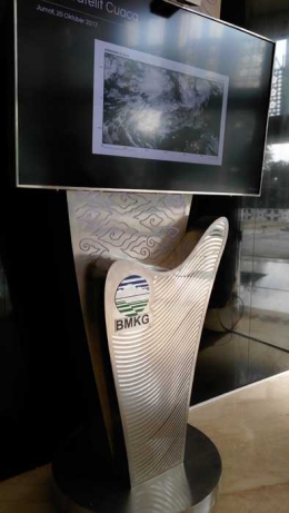 Monitor BMKG di lobby Gedung Balaikota Tangsel yang menginformasikan ramalan cuaca maupun gempa dan lainnya. (Foto: Gapey Sandy)