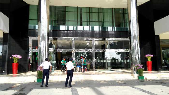 Lobby luar Gedung Balaikota Tangsel. (Foto: Gapey Sandy)