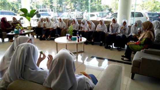 Rombongan pelajar SMP Islam Al Azhar BSD juga siap bertemu Ibu Walikota Tangsel untuk mohon restu keberangkatan ke China pada Misi Kebudayaan.. (Foto: Gapey Sandy)