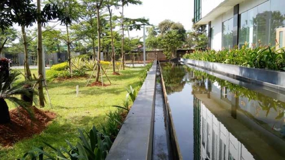 Kolam dan taman yan asri di Gedung area Balaikota Tangsel. (Foto: Gapey Sandy)