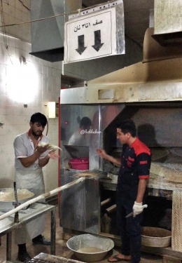 Di Sebuah Toko Roti di Shiraz