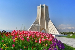 Tulip Mekar di Azadi Tower, Tehran