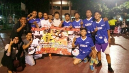team futsal memegang spanduk solidaritas CH01