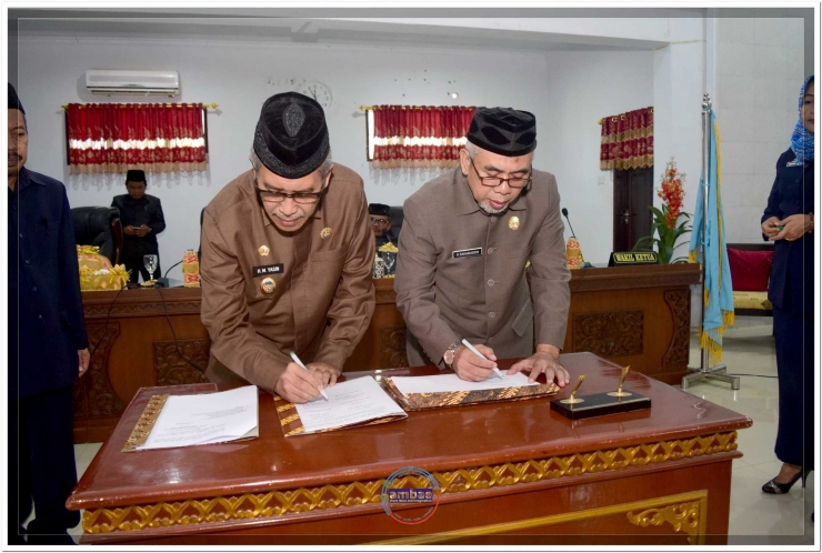 Wakil Bupati Bantaeng dan Ketua DPRD Kabupaten Bantaeng tanda tangani persetujuan bersama penetapan Ranperda APBD Perubahan Tahun Anggaran 2017 menjadi Perda (21/10).
