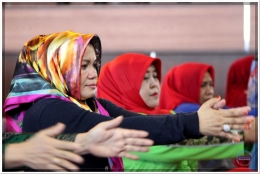 Liestiaty F. Nurdin turut senam yoga bersama Ibu-ibu dari dari berbagai organisasi wanita di Bantaeng (21/10).