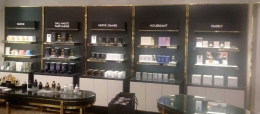 Salah satu sudut display parfum kualitas premium.