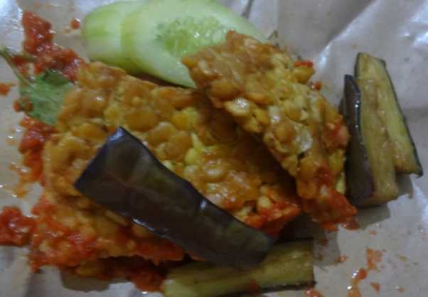 tempe-penyet-yang-dibeli-dari-warung-lalapan-kaki-lima-langganan-59eb63a04869325ae3212642.jpg