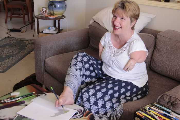 http://www.abc.net.au/news/ keterangan foto: wanita ini membuktikan ,bahwa kekurangan phisik,bukanlah alasan untuk menggantungkan hidup dari belas kasihan orang.Ia mampu menulis dengan kaki dan berkebun.tanpa bantuan peralatan canggih.