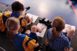 http://www.abc.net.au/news/mendidik anak anak difabel,untuk belajar menulis dan melukis dengan kaki