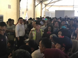 Mendagri Tjahjo Kumolo, berkacamata dan berbaju putih legan panjang dilipat, hadir di tengah antrian penyerahan KTP-el di Taman Mini Indonesia Indah (TMII) pada Ahad, 22 Oktober 2017, sektiar pukul 12.30 WIB (Dokumentasi Pribadi)