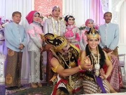 Usai menari, Gatotkaca ikut bermesraan bersama pengantin? Foto | Dokumen Pribadi.