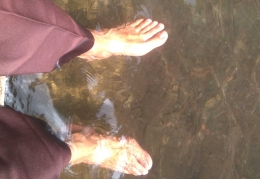 Merendam kaki di air terjun (Dokumentasi Pribadi)