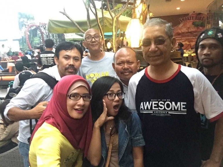 Ketika para Kompasianer jadul bertemu ; Babeh Helmi (paling belakang), Nanang si Kumis (pakai ransel), Edy Supriyatna, Anisa (kacamata-baju biru), Priadasini (kerudung merah), Kong Ragile penguasa Kemang (penuh uban), Christian Timor (pakai ikat kepala) | Sumber Foto Priadasini