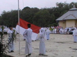 upacara kenaikan bendera oleh santri dan santriwati dok.pri
