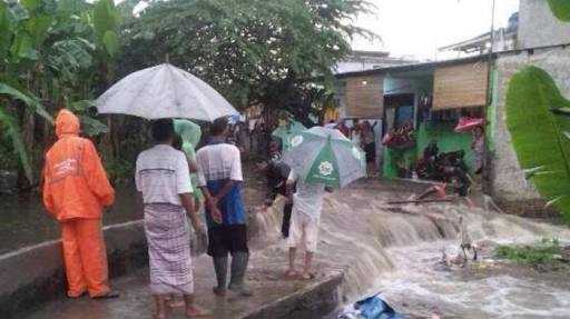 Banjir di Jakarta sudah menjadi tradisi tahunan, awal musim hujan ini kawasan Jatipadang Pasar Minggu tergenang air karena tanggul jebol / dokumentasi pribadi