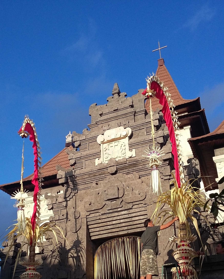 Decorating Balinese church for Christmas. Personal documentation.