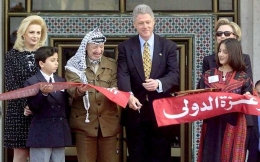 Peresmian Gaza International Airport oleh Yasser Arafat dan Presiden Amerika Serikat Bill Clinton. Sumber: stepfeed.com