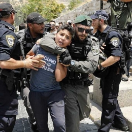 Seorang anak Palestina ditangkap oleh pasukan keamanan Israel di Jerusalem, Juli 2017. sumber: Instagram/eye.on.palestine