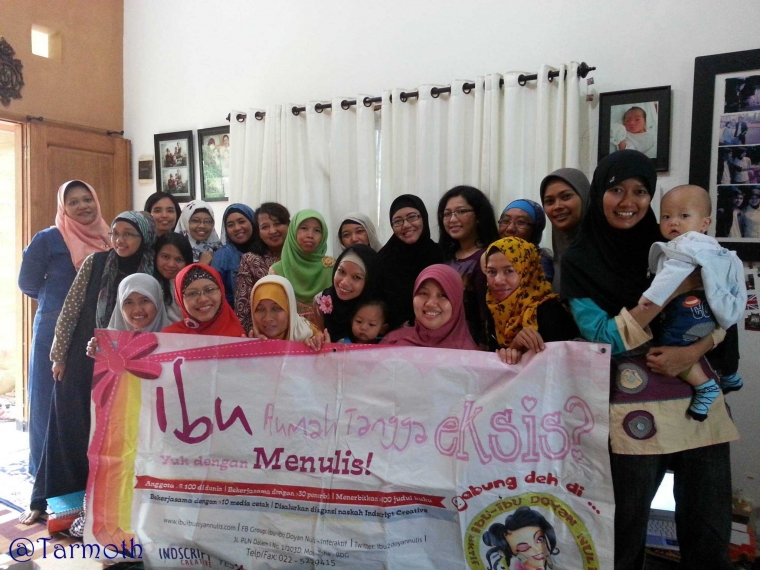Indari saat mendirikan IIDN (catatanbund4.wordpress.com).