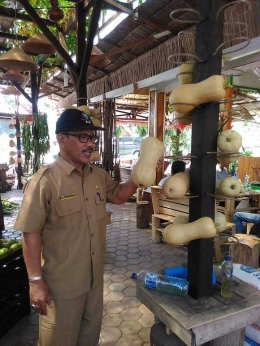 Gambar 2, Ir. Masnun, MM, berkomitmen membantu pemasaran labu madu melalui Toko Tani Indonesia (Doc. FMT)