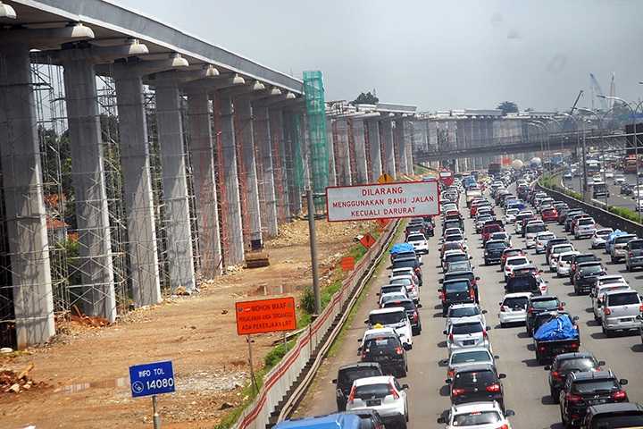 Dampak pembangunan LRT, macettt. Foto | Antara