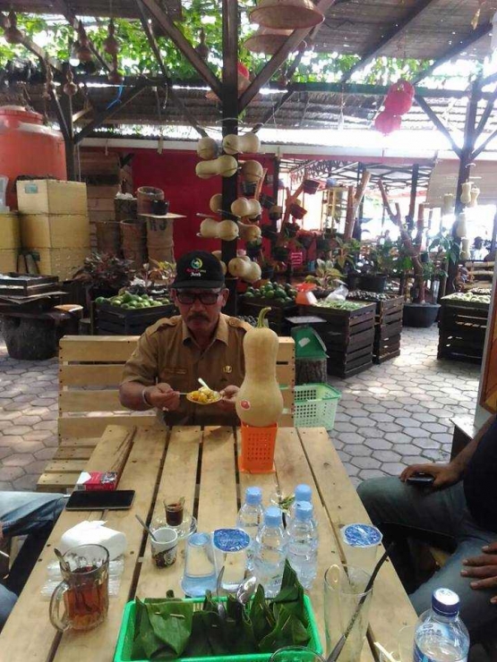 Gambar 3, Pak Masnun mencicipi produk pangan olahan labu madu (Doc. FMT)