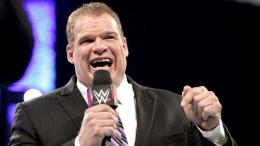 Kane mengikuti para seniornya di WWE yang terjun ke ranah politik (wwe.com)