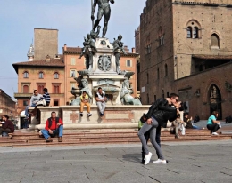 Sepasang kekasih di Piazza Nettuno Bologna. Sumber : loveandlondon.com
