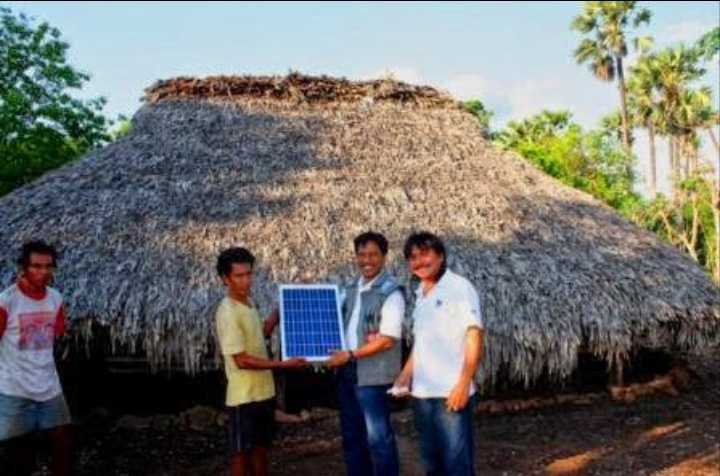 Ketum DPP Sekar Telkom Wisnu Adhi Wuryanto (WAW) didampingi Ketua Sekar Telkom DPD NTT Jarlens H. Lapebesi menyerahkan solar cell kepada Pak Adolof Rondo
