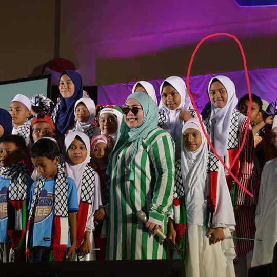 Facebook: Foto Bareng Melly Goeslaw dan Donatur yang semua anak-anak pada Konser Amal. (Nadia yang dilingkari merah) 