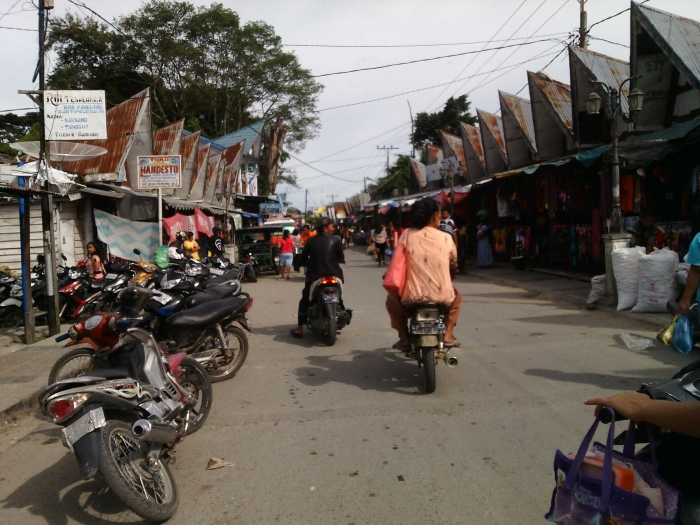 Jalan raya setelah kami keluar dari kapal penumpang. Aktivitas masyarakat sekitar pukul sebelas pagi.-Dokumentasi Pribadi