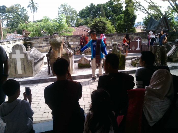 Pemandu sedang menjelaskan sejarah dan silsilah Raja Sidabutar kepada rombongan turis-Dokumentasi Pribadi