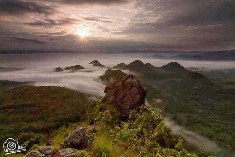 Salah satu foto pemandangan matahari terbit dari bukit Cumbri di artikel Nanang Diyanto | Foto: Nanang Diyanto