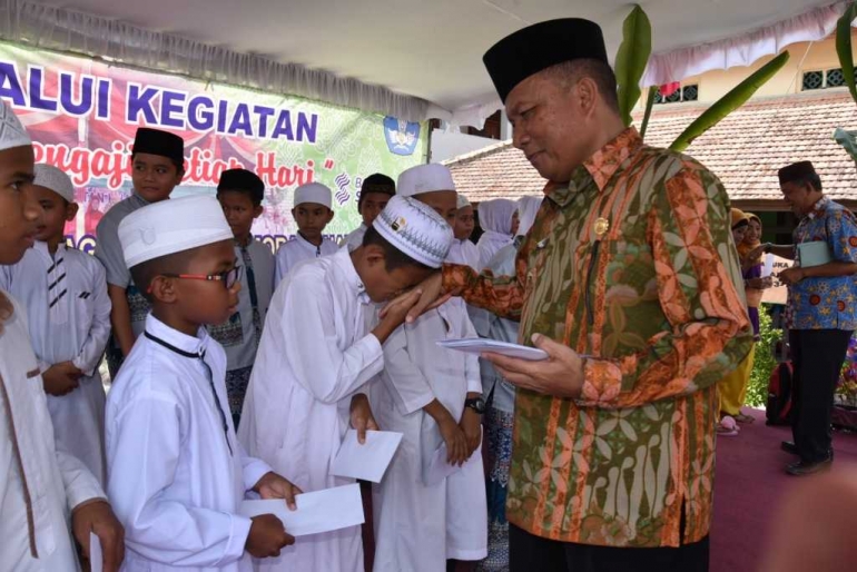 Bupati Bangka Tarmizi Saat serahkan bingkisan untuk siswa yang khatam Al Quran (dok.Humas Bangka)