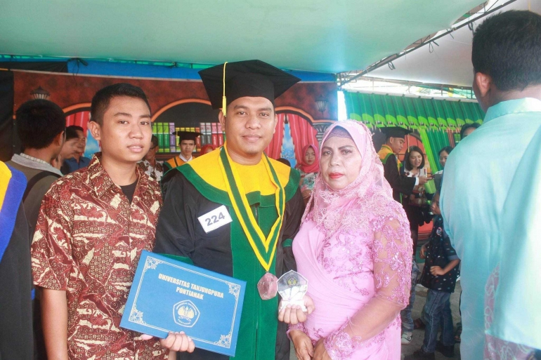 Heru Purwanto bersama ibu dan adiknya. Sumber: Heru Purwanto