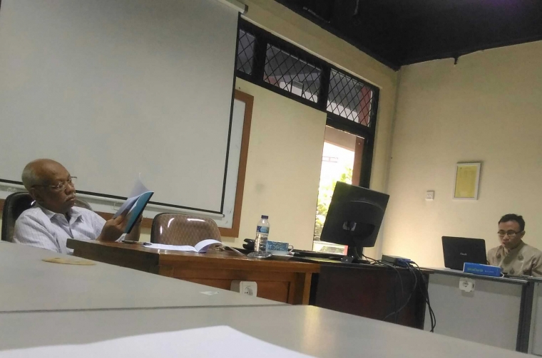 suasana di dalam kelas saat teman presentasi (doc.pribadi)