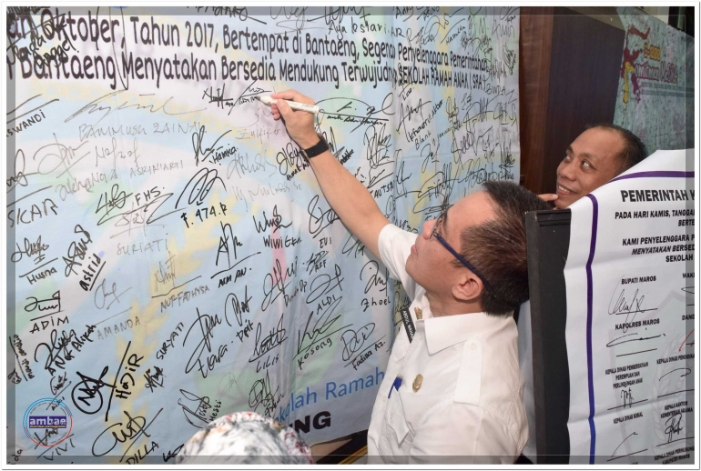 Sekda Bantaeng (kiri) bersama Kepala Kantor Kemenag Bantaeng (kanan) tanda tangani komitmen mendukung terwujudnya SRA (25/10).