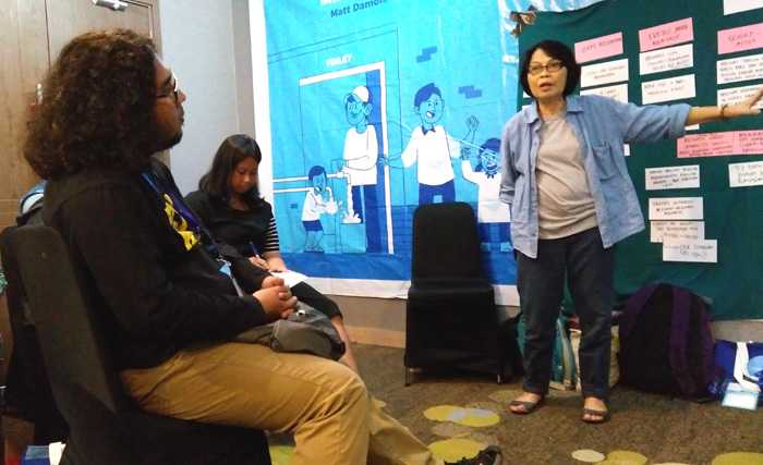 Maria Margaretha Hartiningsih ketika berbagi ilmu jurnalistiknya. (Foto: Gapey Sandy)