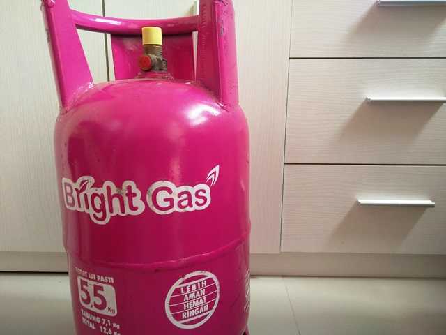 Tabung Bright Gas warna pink ukuran 5,5 kilogram (foto: widikurniawan)