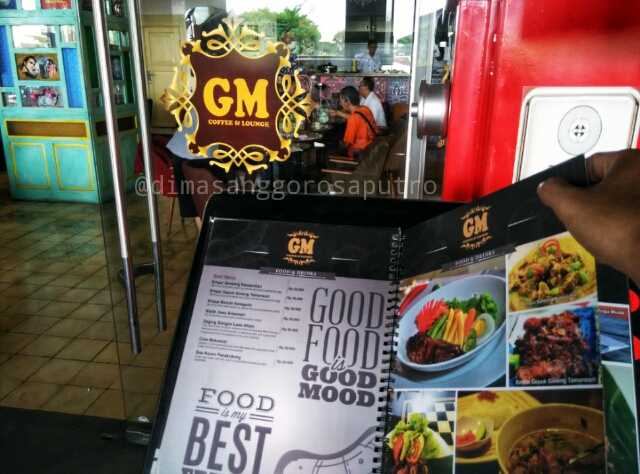 Ritual membolak-balikkan buku menu (dok.pri)