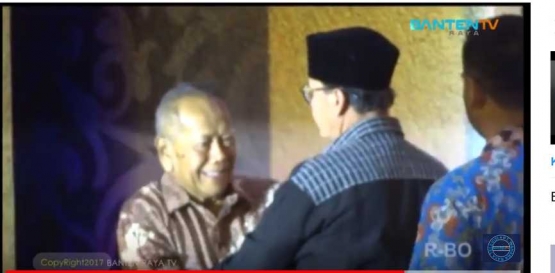 Gubernur Banten Wahidin Halim memberikan Penghargaan dan ucapan Selamat kepada Drs.H.Yitno. Dok. Baraya TV