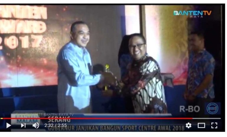 Pemberian Penghargaan kepada Bupati Tangerang M.Zaki Iskandar, diserahkan Ketua DPRD Banten Asep rahmatullah. Dok. Baraya Tv