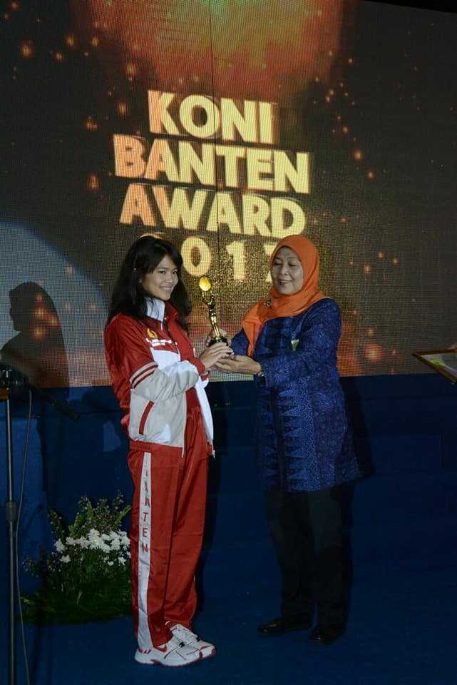 Rosi Amir, menerima Penghargaan dari Ketua KONI Banten. Brigjend. Pol.(Purn) Hj. Rumiah Kartorejo.Dok.Pribadi 