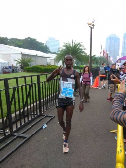 Juara 1 Half Marathon kelas pria dari Kenya Muthoni Bernanrd Mwendia (Dokpri)